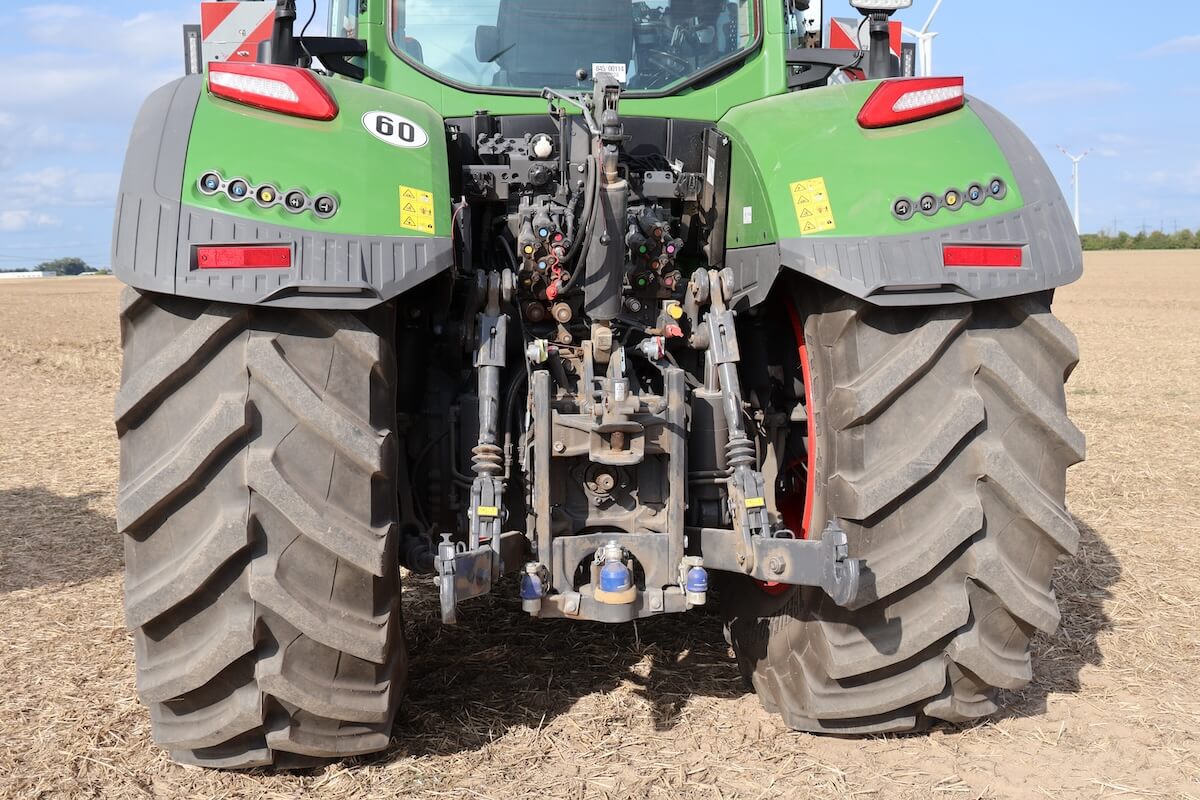 Panoramica posteriore degli innesti idraulici e del sollevatore del nuovo Fendt 832 Vario Gen5
